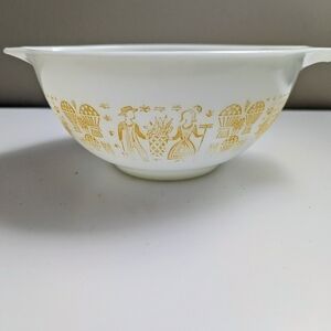 Pyrex White Bowl with Gold Design